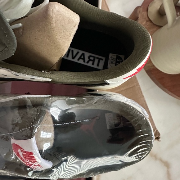 Jordan 1 Travis Scott low olive